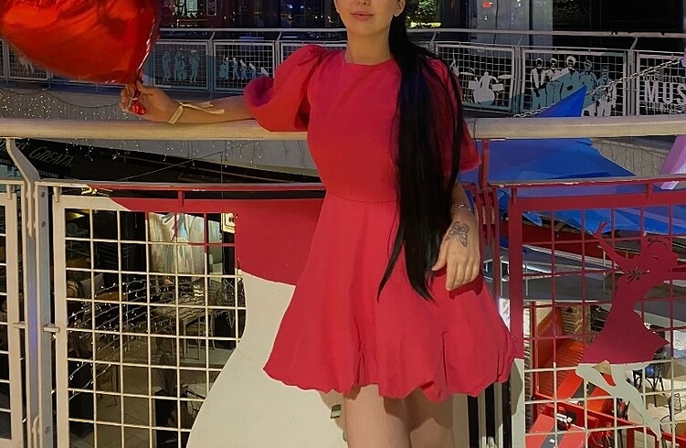 Balon elbise kolları lastikli sırtı pencere detay bele kadar