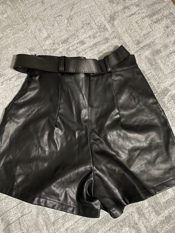 Kadın Siyah Kemerli Deri Mini Şort içi kalındır - Görsel 4