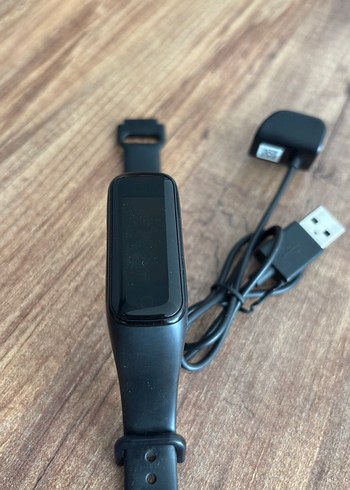 Samsung Siyah Akıllı Bileklik ve Şarj Kablosu Samsung
