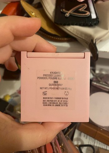 Kylie Jenner Pembe aydınlatıcı - Görsel 2