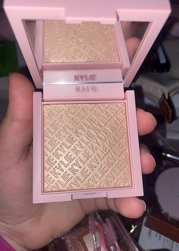 Kylie Jenner Pembe aydınlatıcı - Görsel 3