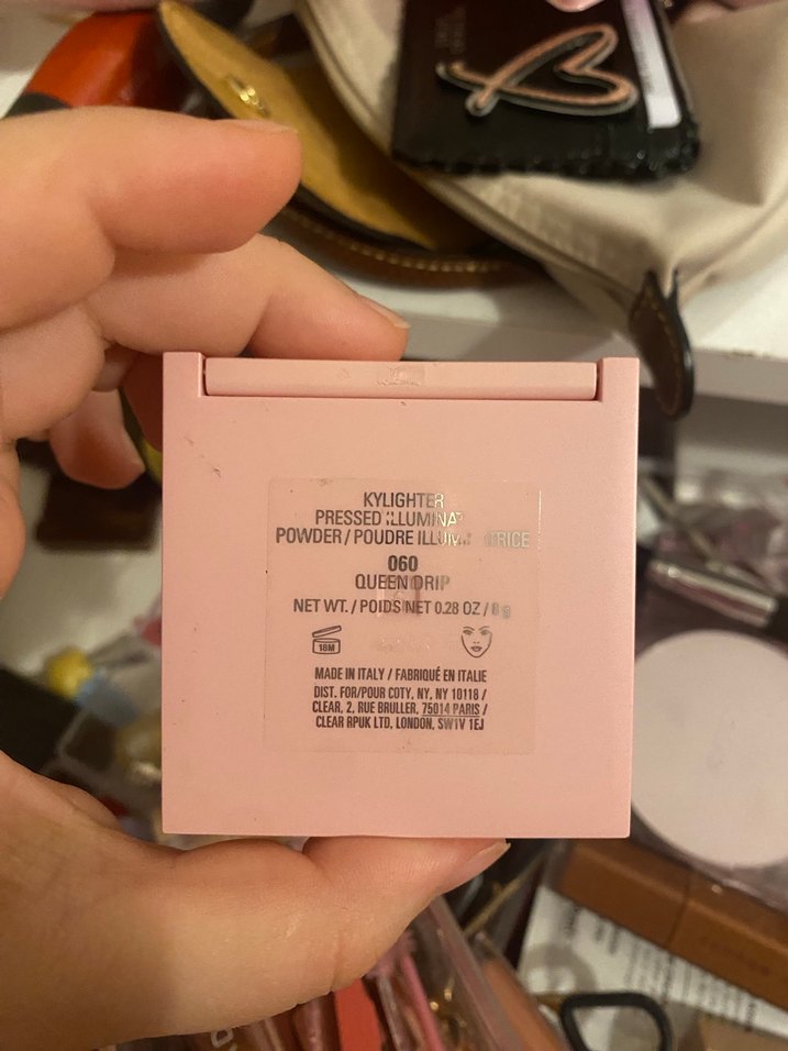 Kylie Jenner Pembe aydınlatıcı - Görsel 2