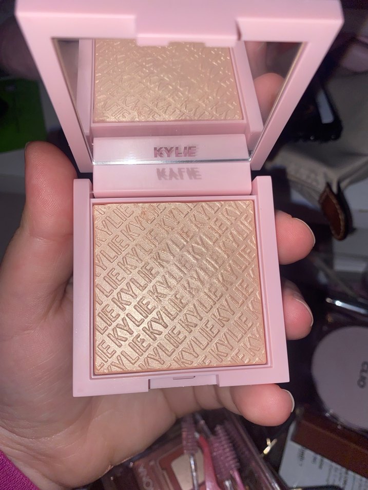 Kylie Jenner Pembe aydınlatıcı - Görsel 3