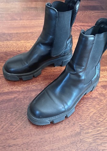 Guess siyah bot inanılmaz iyi - Görsel 3