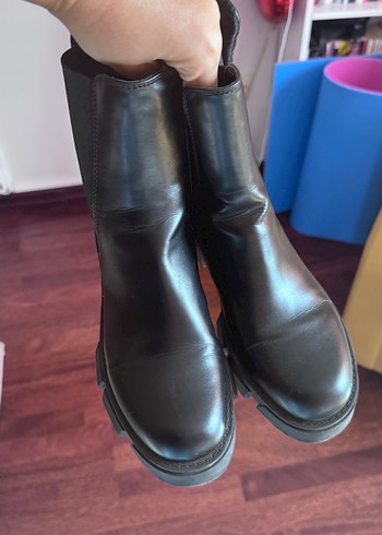 Guess siyah bot inanılmaz iyi - Görsel 2