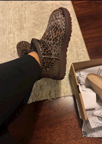 UGG Kahverengi Leopar Desenli Tüylü Kadın Bot - Görsel 2