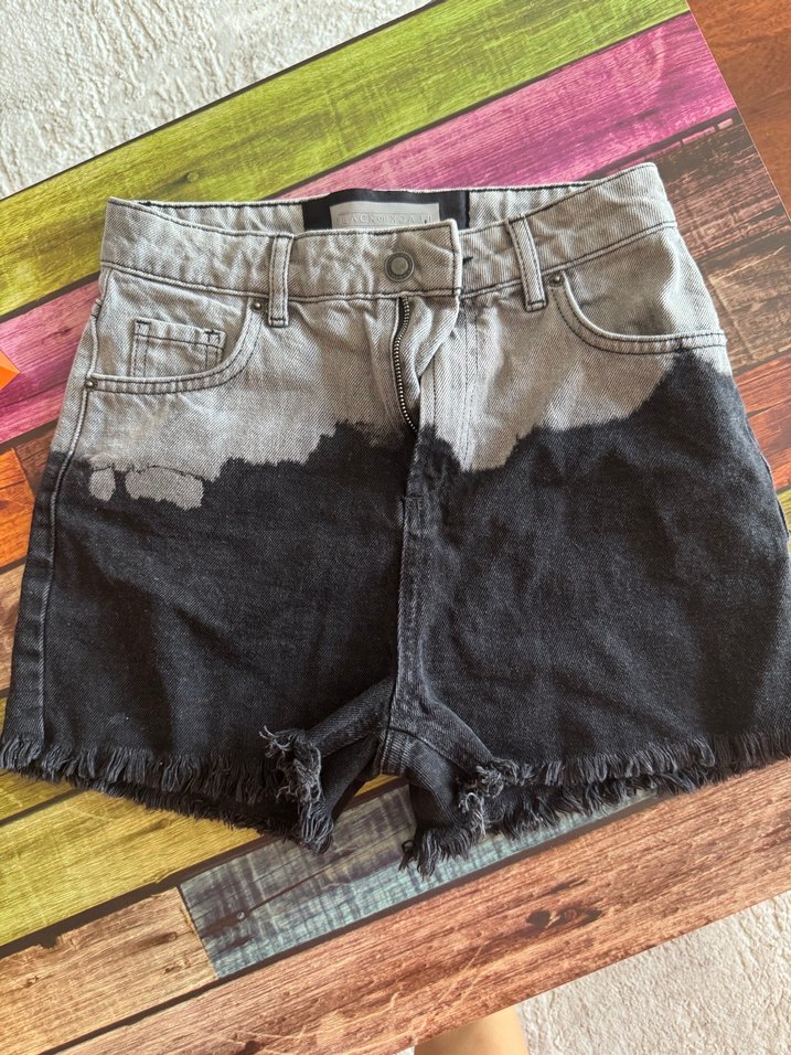 Gri Bağlama Desenli Bol Kesim Mini Kot Şort - Görsel 3