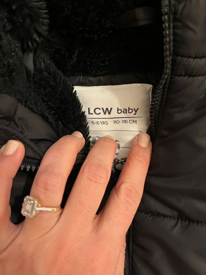 Zara model Siyah Erkek Çocuk Kürklü Kapüşonlu Mont - Görsel 3