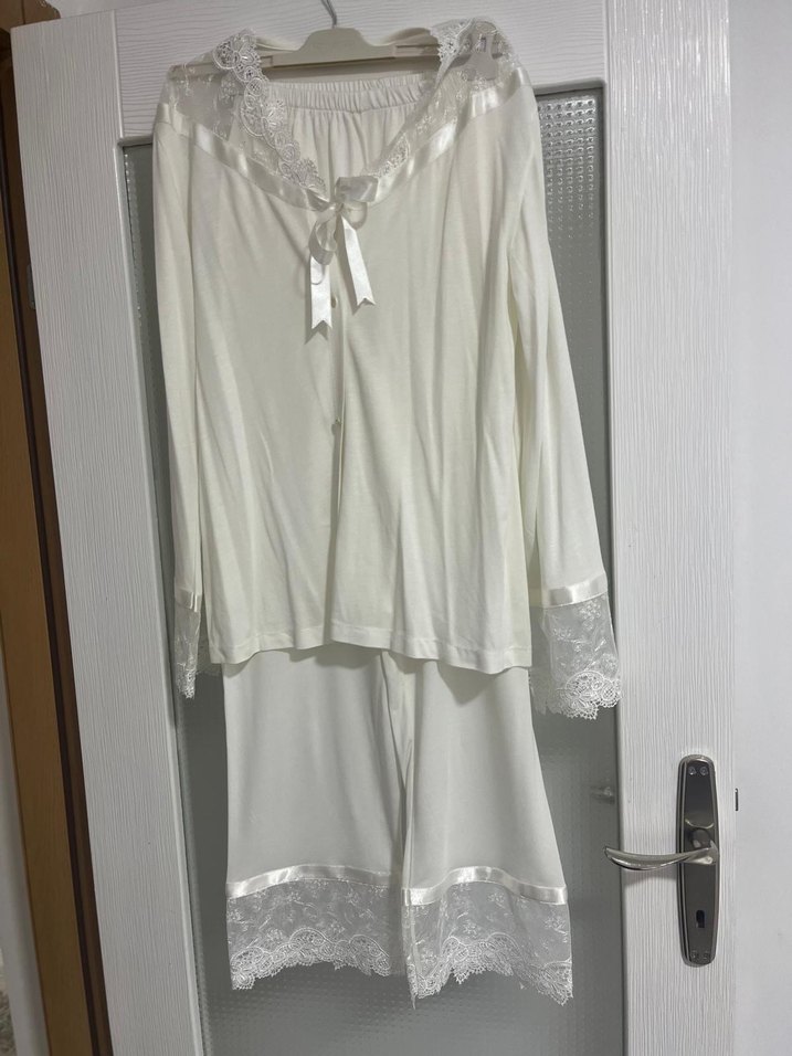 Kırık beyaz krem gibi Kadın Midi Boy Dantel Detaylı gecelik - Görsel 2