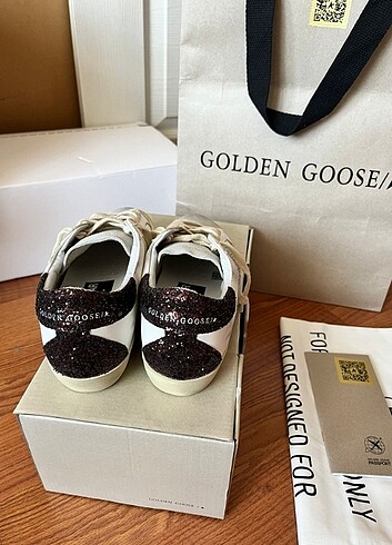 Golden Goose Deluxe Golden goose