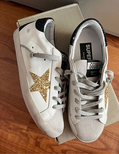 Golden Goose Deluxe Golden goose