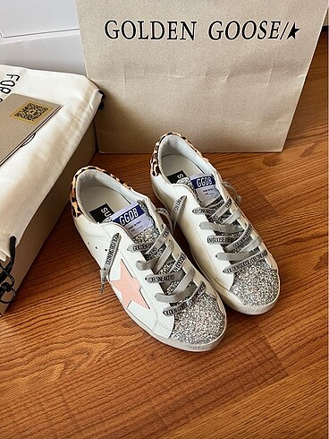 Golden Goose Deluxe Golden goose