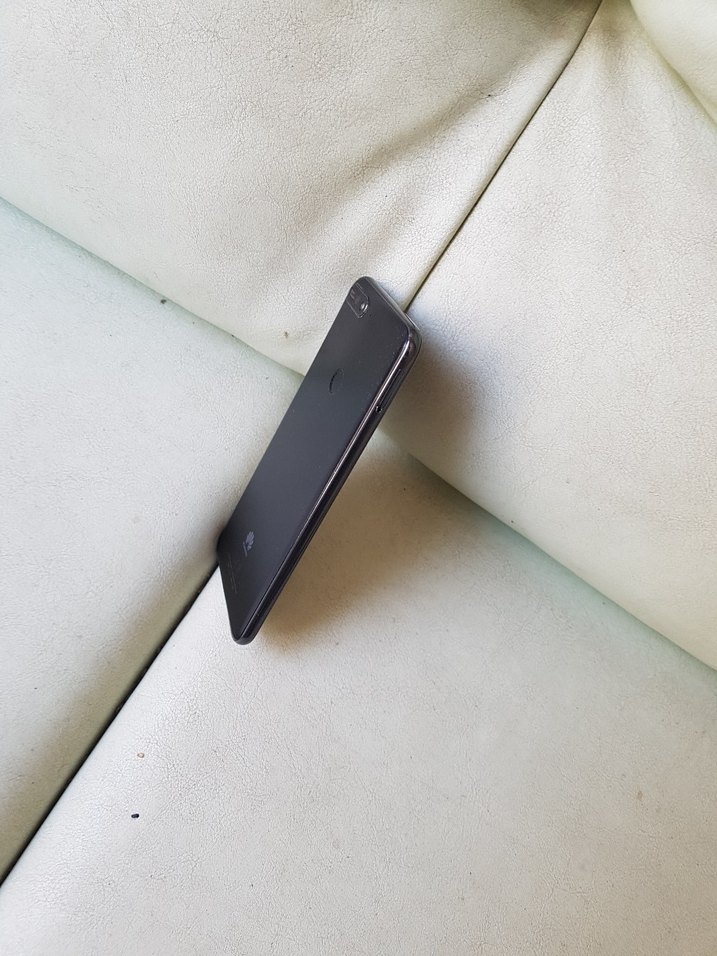 Gri Android Telefon ve Şarj Cihazı - Görsel 2