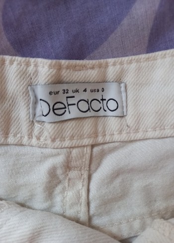 32 Beden DEFACTO Beyaz Düğmeli Mini Kot Şort. 32