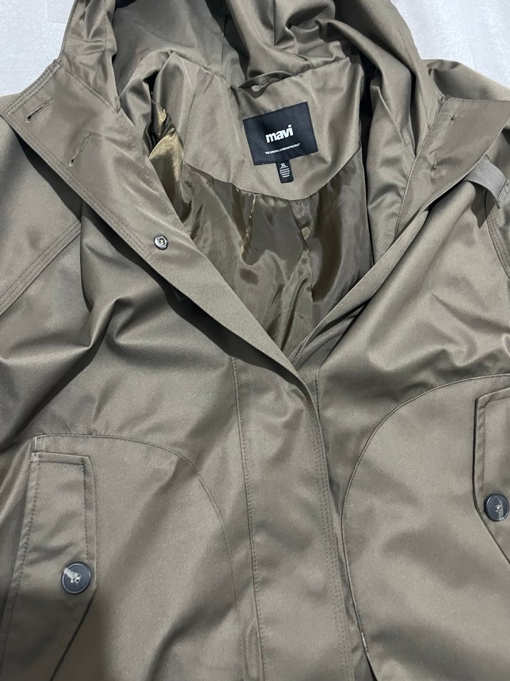 Düğmeli Kapüşonlu Yağmurluk - Görsel 3