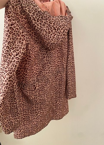 Kürk Detaylı Leopar Desenli Kadın Yağmurluk - Görsel 3