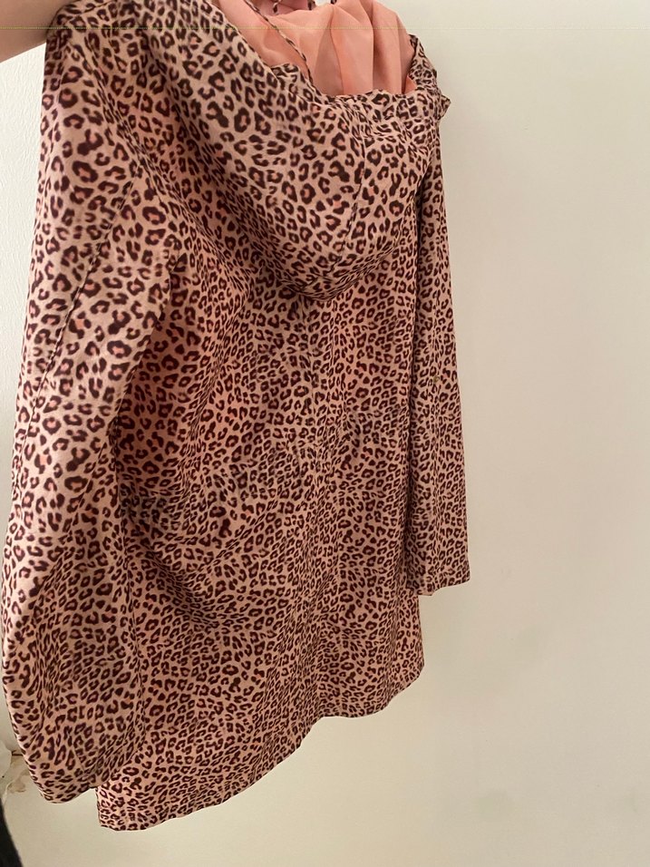 Kürk Detaylı Leopar Desenli Kadın Yağmurluk - Görsel 3