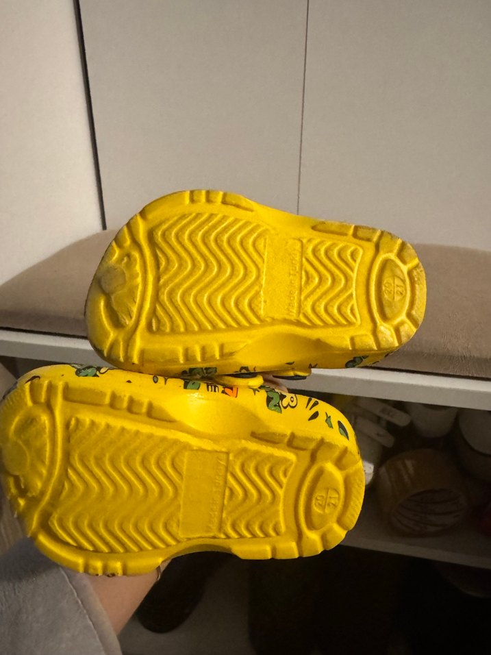 Sarı Baskılı Erkek Çocuk Terlik Crocs - Görsel 2