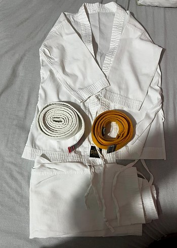 Çocuklar için beyaz karate kıyafeti kuşak seti