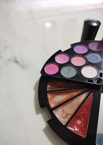 Yelpaze far paleti ve flormar ruj - Görsel 6