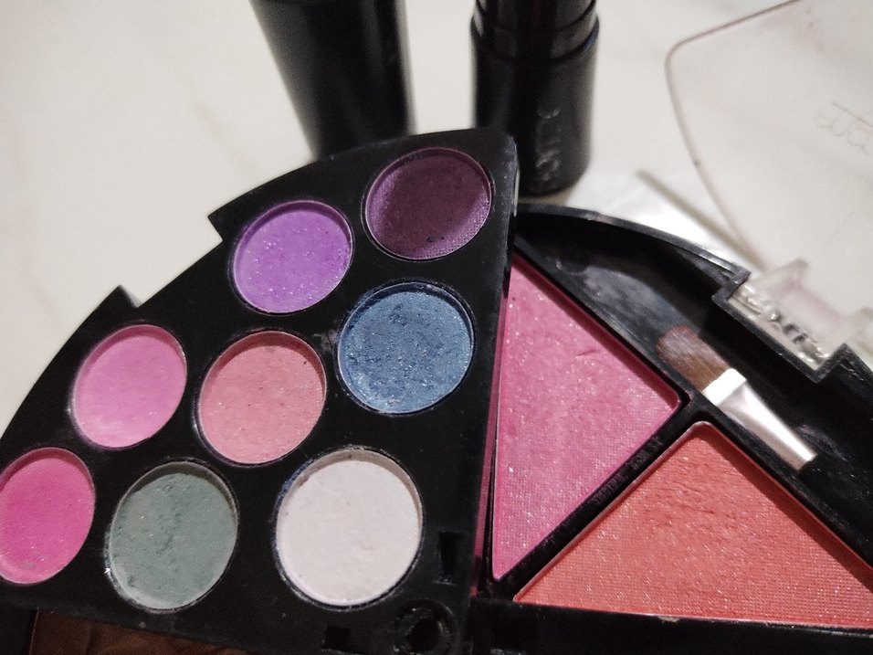 Yelpaze far paleti ve flormar ruj - Görsel 5