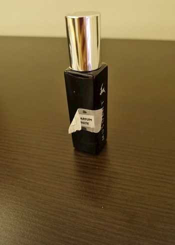 Kadın Parfümü Siyah Şişe le parfum in white
