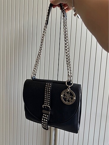 Guess Guess Siyah Askılı Çanta