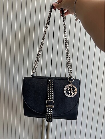 Guess Siyah Askılı Çanta