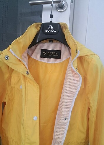 Guess Guess marka sarı trençkot