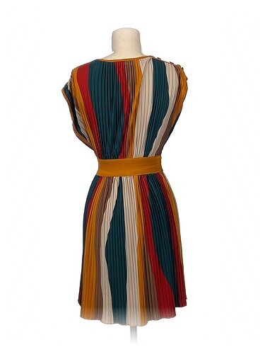 m Beden PreLoved Kısa Elbise %70 İndirimli.