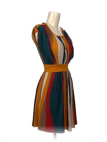 Diğer PreLoved Kısa Elbise %70 İndirimli.