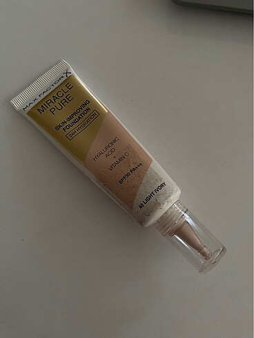 Max Factor Miracle Pure Fondöten 40 Light Ivory