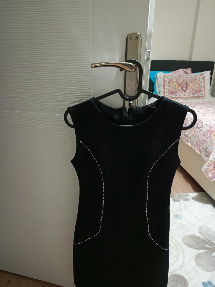 Siyah V Yakalı Kolsuz Midi Elbise - Görsel 3