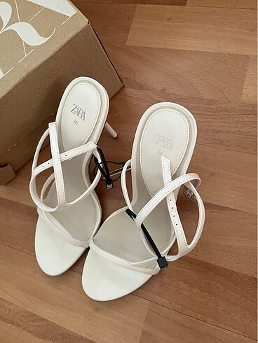 38 Beden beyaz Renk Zara topuklu sandalet