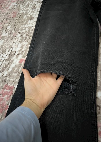 Siyah Yırtık Detaylı Bol Kesim Jean - Görsel 4