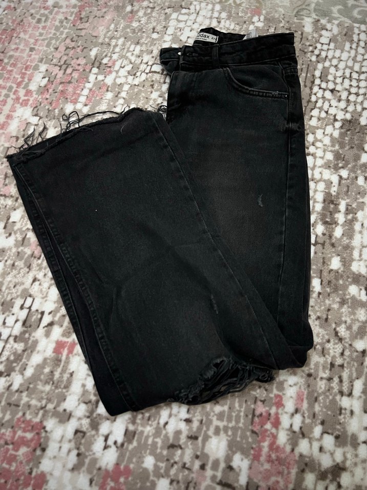 Siyah Yırtık Detaylı Bol Kesim Jean - Görsel 2