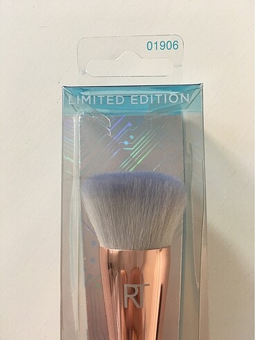 Beden REAL TECHNIQUES Brush Crush: 001 Foundation Fırça