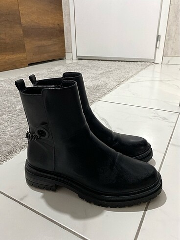 Nine West Siyah Zincir detaylı bot