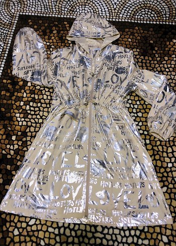 Kadın Uzun Parlak Gold Kapüşonlu Yağmurluk - Görsel 2