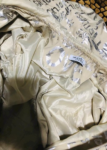 Kadın Uzun Parlak Gold Kapüşonlu Yağmurluk - Görsel 3