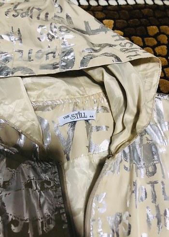 Kadın Uzun Parlak Gold Kapüşonlu Yağmurluk - Görsel 4