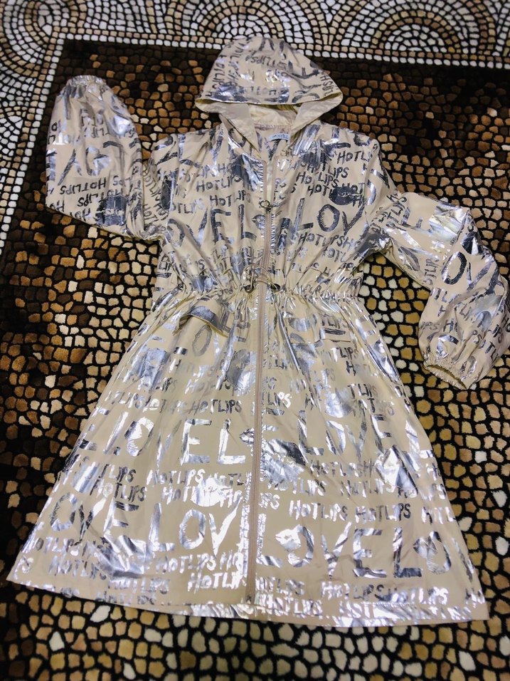 Kadın Uzun Parlak Gold Kapüşonlu Yağmurluk - Görsel 2