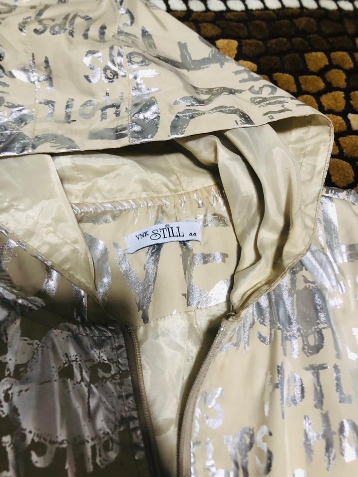 Kadın Uzun Parlak Gold Kapüşonlu Yağmurluk - Görsel 4