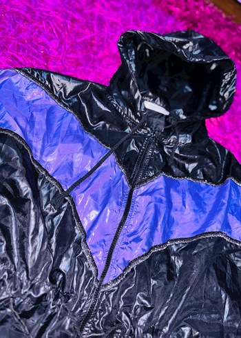 Mor Bağcıklı Kapüşonlu Yağmurluk - Görsel 3