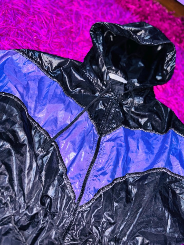 Mor Bağcıklı Kapüşonlu Yağmurluk - Görsel 3