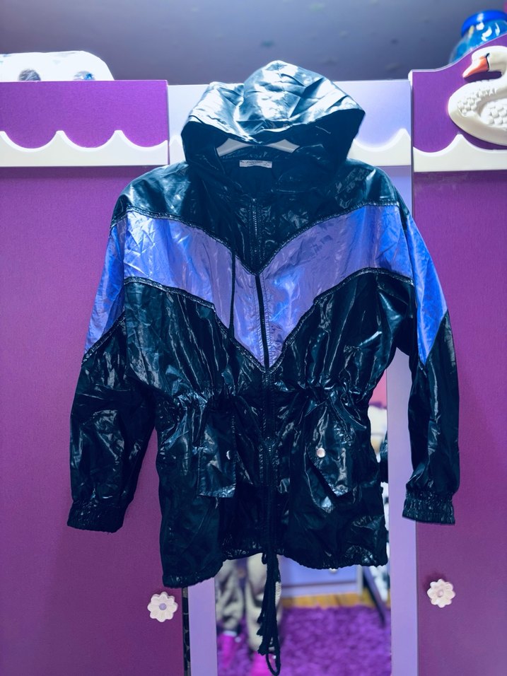 Mor Bağcıklı Kapüşonlu Yağmurluk - Görsel 5