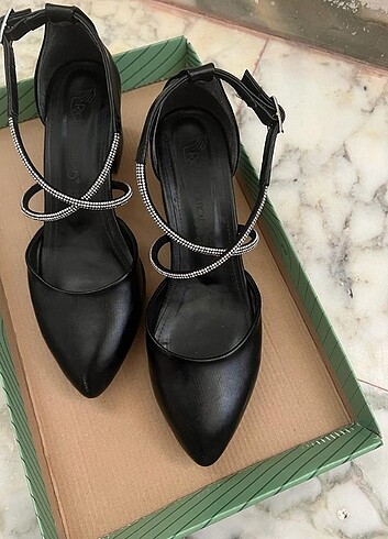 Siyah taşlı topuklu ayakkabı 