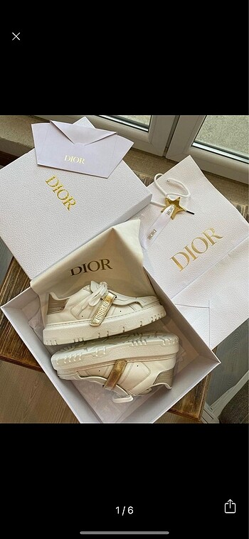 CHRISTIAN DIOR