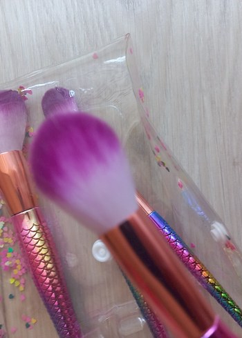Avon Diger Renkli Makyaj Fırçası Seti