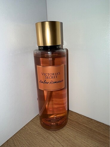 Victoria?s Secret Amber Romance vücut spreyi